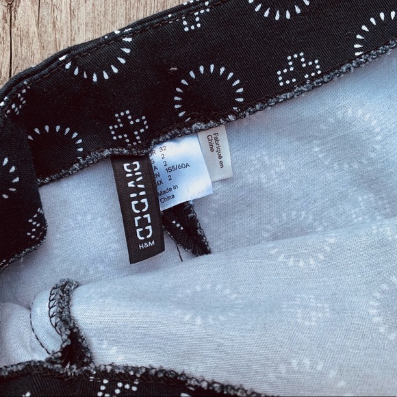 ✨FREE ADD-ON✨ H&M Asymmetrical Mini Skirt - Picture 2 of 3